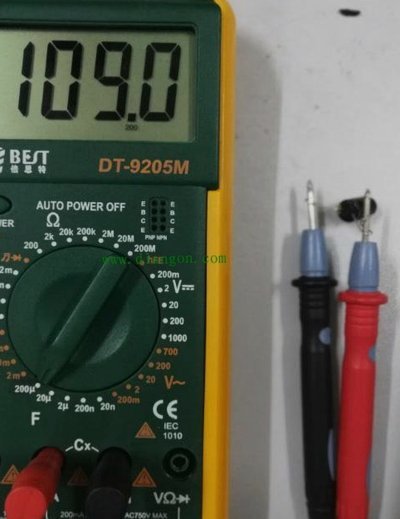 万用表检测电容：简单实用指南